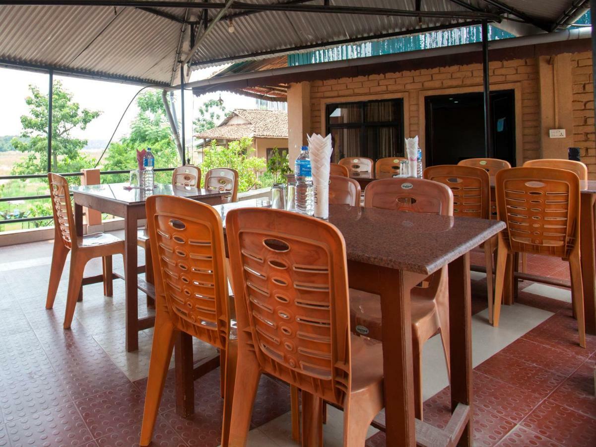Spot On 486 Hotel Holy Lodge Sauraha Luaran gambar
